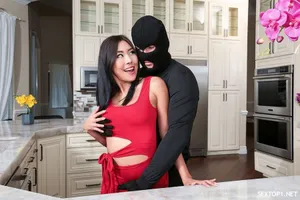 Người phụ nữ trưởng thành gợi cảm cưỡi một khẩu súng đen!