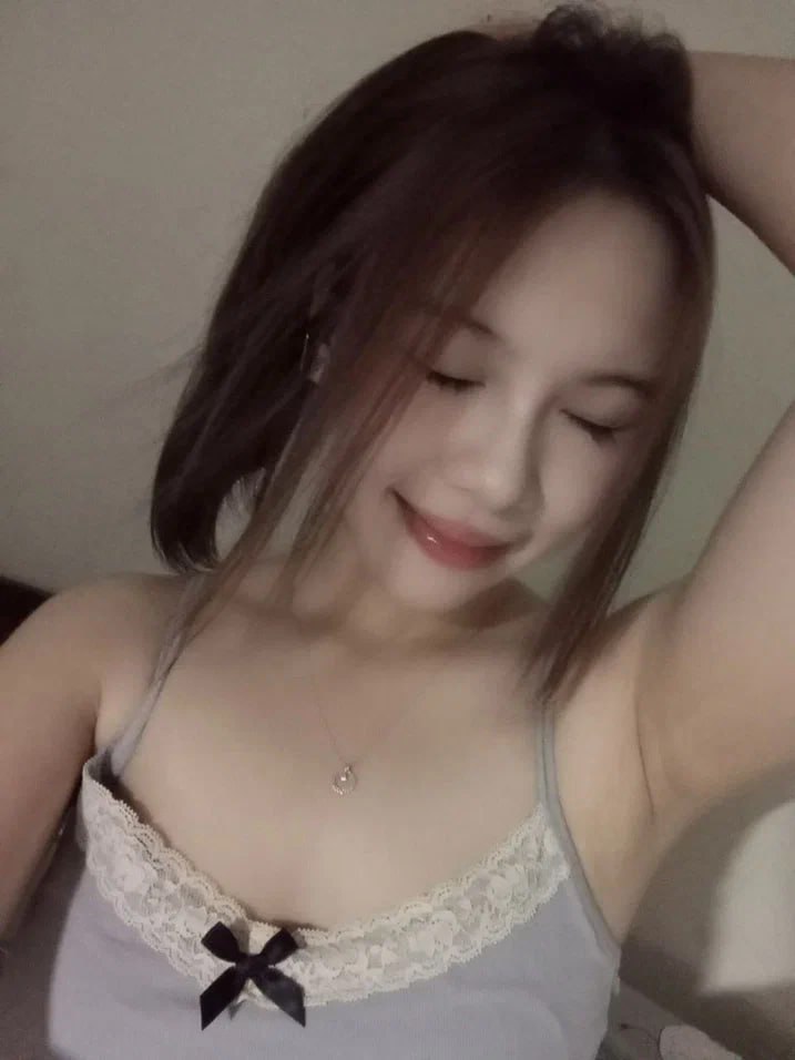 Gạ cô em mông tròn bú buồi cực đã
